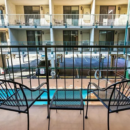 Lovely Condo W/ Indoor Pool *Only Steps To Parkway